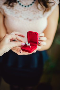 Alyans kırmızı bir kutu içinde