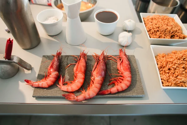 Camarões grelhados em um prato — Fotografia de Stock