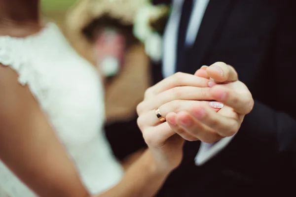 新婚夫妇的手和结婚戒指 — 图库照片