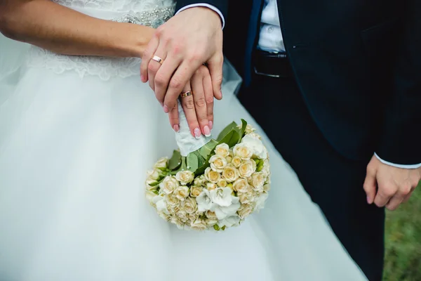 Mãos de casal recém-casados com anéis de casamento — Fotografia de Stock