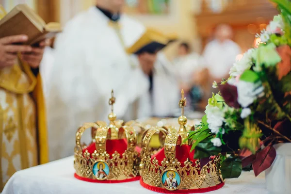 Huwelijk ceremonie attributen in de kerk — Stockfoto