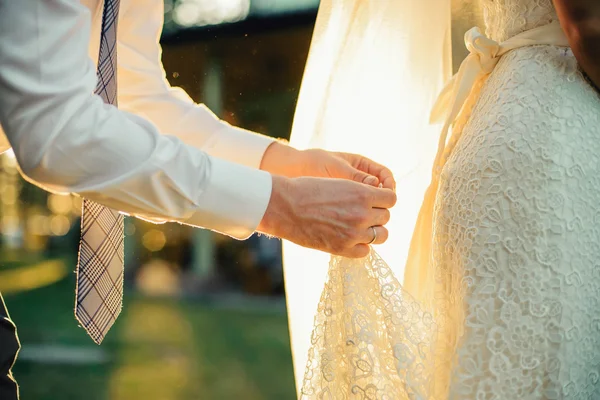 Novia y novio en el día de su boda — Foto de Stock