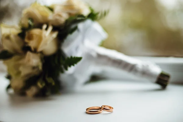 Dos anillos de boda de oro llano — Foto de Stock