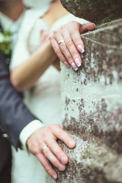 Mãos de casal recém-casados com anéis de casamento — Fotografia de Stock