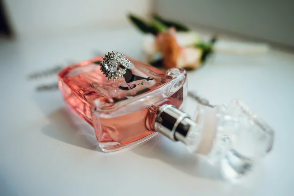 Jewerly ring op de parfum — Stockfoto