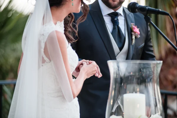 행복 한 신부 결혼 반지를 착용 그녀의 신랑. — 스톡 사진