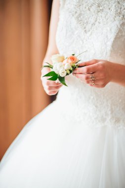 Gelin düğün yaka çiçeği elinde tutan