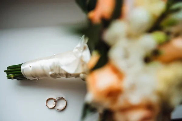 2 つのプレーン黄金結婚指輪 — ストック写真