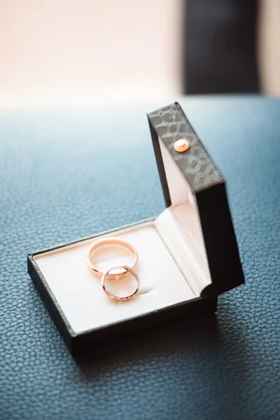 ブラック ボックスでの結婚指輪 — ストック写真