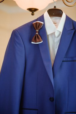 Bir lamba asılı düğün elbise