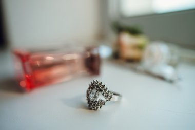 Jewerly halka ve parfüm