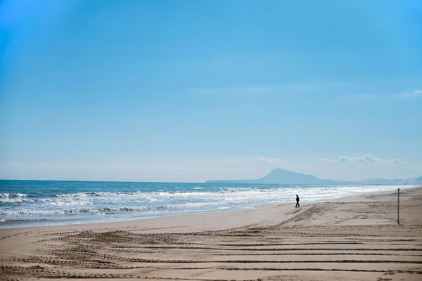 Silhouette de l'homme marchant vers la mer — Photo