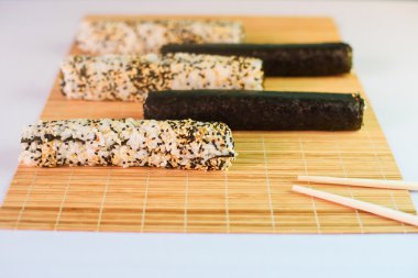 Beyaz arka plan üzerinde izole dilimlenmemiş suşi maki