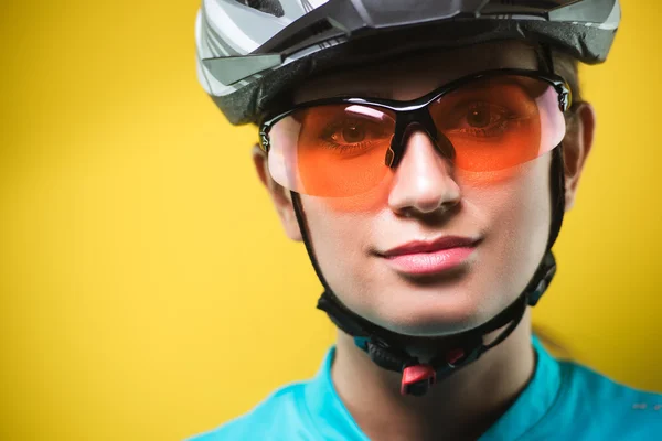 Крупним планом портрет жіночого велосипедистки — стокове фото