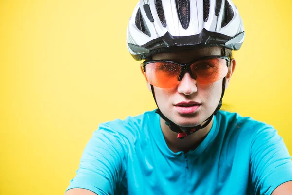 Retrato de close-up do ciclista feminino — Fotografia de Stock