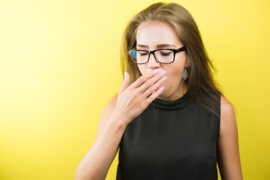 Genç gözlük takıyor ve esneme işçisi kadın ofis yorgun