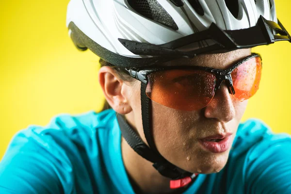 Retrato de close-up do ciclista feminino — Fotografia de Stock