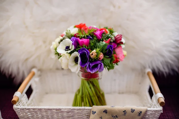 Boeket bloemen in een vaas — Stockfoto