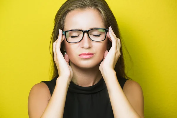 Joven trabajadora de oficina cansada sufriendo dolor de cabeza — Foto de Stock