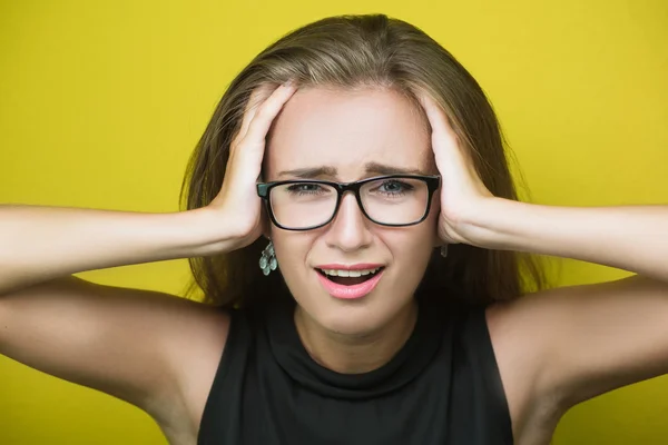 Jeune employée de bureau fatiguée souffrant de maux de tête — Photo