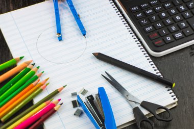 bir tablo üzerinde okul malzemeleri