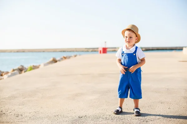 Małe słodkie blond chłopiec w kapelusz i ogólnej — Zdjęcie stockowe