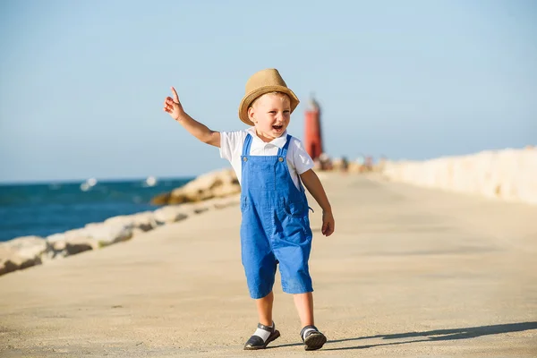 Cute blond chłopiec w kapeluszu i niebieski ogólny — Zdjęcie stockowe
