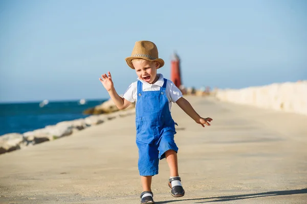 Cute blond chłopiec w kapeluszu i niebieski ogólny — Zdjęcie stockowe