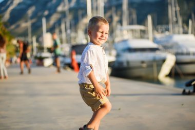 Sevimli sarışın çocuk gülümsüyor