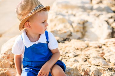 Şapkalı bir şirin sarışın çocuk portresi