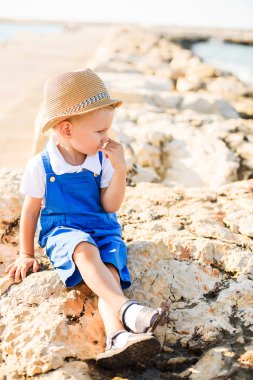 Şapkalı bir şirin sarışın çocuk portresi