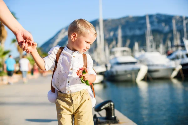 Süßer blonder Junge mit Spielzeug-Rucksack — Stockfoto