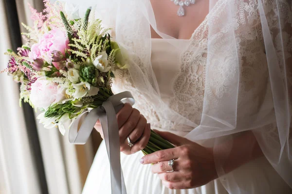 Novia está sosteniendo ramo de boda en las manos — Foto de Stock