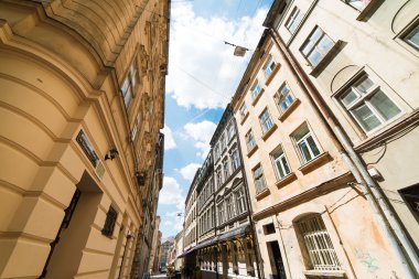 Lviv, Ukrayna mavi gökyüzü arka plan üzerinde eski binalar cephe