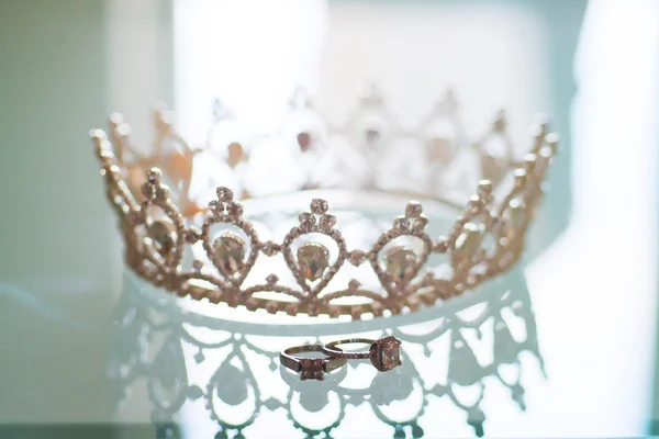 Corona de boda aislada sobre un fondo blanco — Foto de Stock