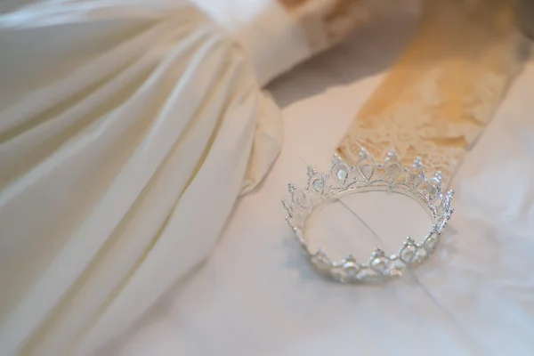 Bröllop krona isolerad på en vit bakgrund — Stockfoto