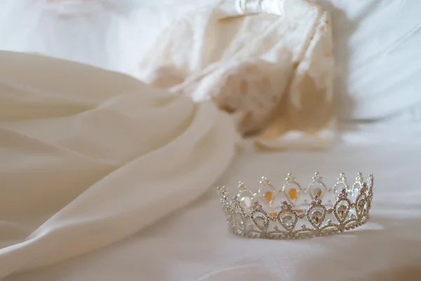 Bröllop krona isolerad på en vit bakgrund — Stockfoto