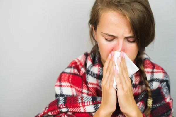 Mujer enferma limpiándose la nariz — Foto de Stock