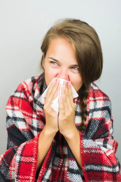 Mujer enferma limpiándose la nariz — Foto de Stock