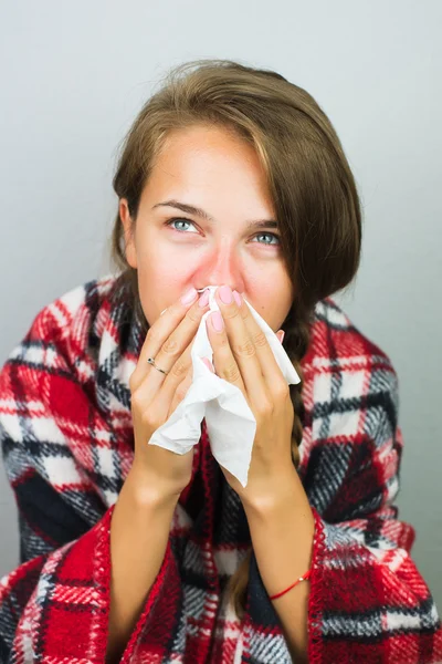 Wanita sakit menyeka hidung — Stok Foto