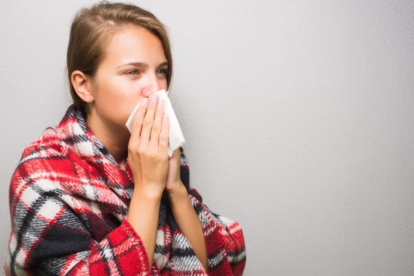 Mujer enferma limpiándose la nariz — Foto de Stock