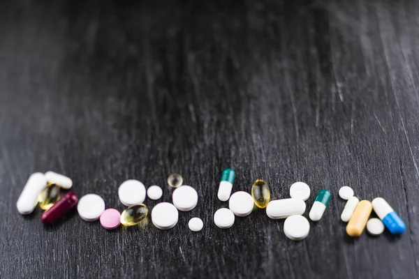 El primer plano de las pastillas que yacen sobre una mesa — Foto de Stock