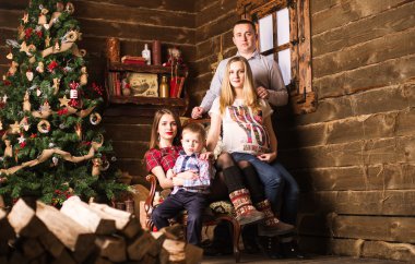 Genç hamile anne, baba, kızı ve oğlu evde Noel Kutlamaları