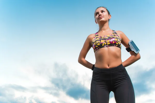 Joven chica en forma haciendo ejercicios matutinos en la playa al amanecer — Foto de Stock