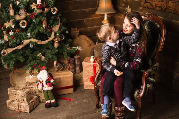 Schwester und kleiner Bruder sitzen vor dem Weihnachtsbaum — Stockfoto