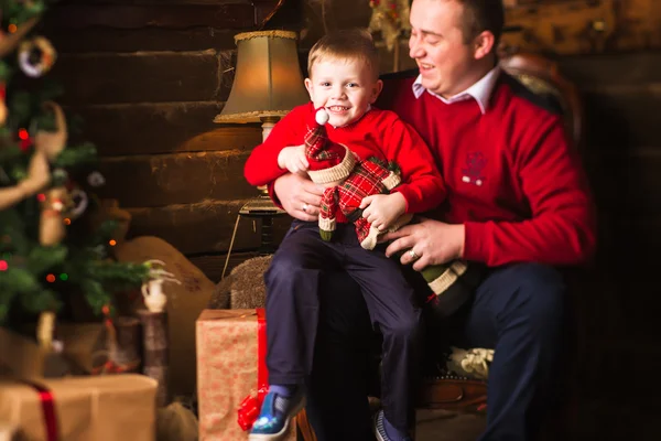 Молодий батько і син святкування Різдва в домашніх умовах — стокове фото