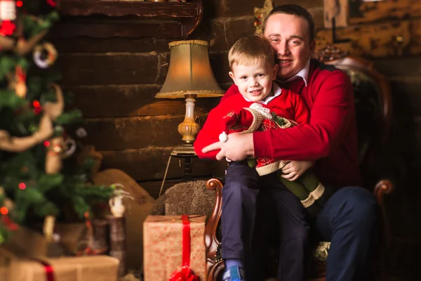 Junge glückliche Vater und Sohn feiern Weihnachten zu Hause — Stockfoto