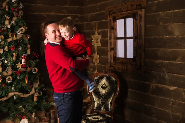 Jonge vader en zoon thuis het vieren van Kerstmis — Stockfoto