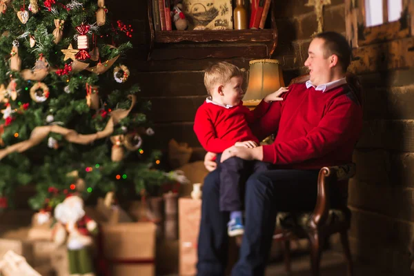 Junger Vater und Sohn feiern Weihnachten zu Hause — Stockfoto