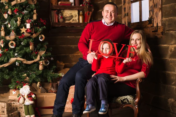 Junge schwangere Mutter, Vater und kleiner Sohn feiern Weihnachten zu Hause — Stockfoto